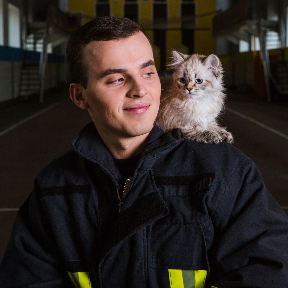 Feuerwehrmann mit Katze