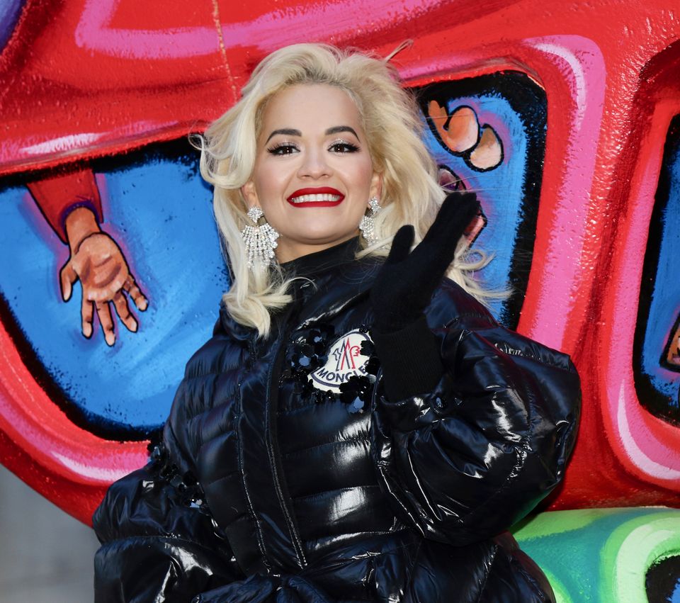 News: Rita Ora Rita Ora begrüßt die Fans auf der Thanksgiving-Parade in New York.