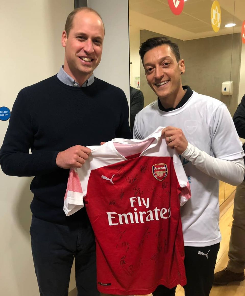 23. November 2018 Der frühere deutsche Fußball-Nationalspieler Mesut Özil und Prinz William haben 30 junge Führungskräfte der Nichtregierungsorganisation "Football for Peace" geehrt. Fröhlich posieren Prinz William und Mesut Özil für ein Instagram-Foto. 23. November 2018 Der frühere deutsche Fußball-Nationalspieler Mesut Özil und Prinz William haben 30 junge Führungskräfte der Nichtregierungsorganisation "Football for Peace" geehrt. Fröhlich posieren Prinz William und Mesut Özil für ein Instagram-Foto.