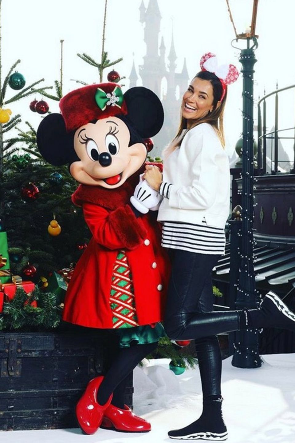 Im Disneyland Paris stimmt sich Jana Ina Zarrella gemeinsam mit Minnie Maus auf die Weihnachtszeit ein. Im Disneyland Paris stimmt sich Jana Ina Zarrella gemeinsam mit Minnie Maus auf die Weihnachtszeit ein.