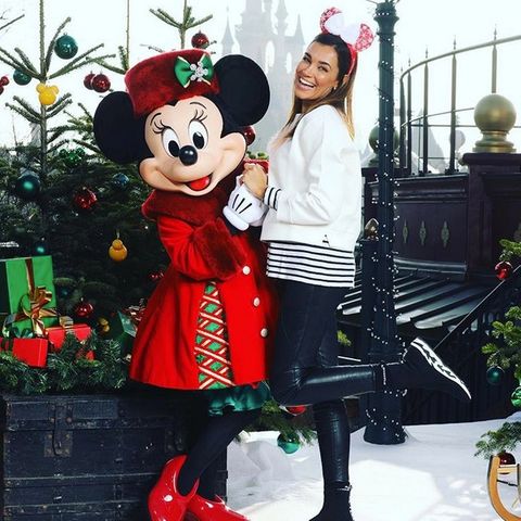 Im Disneyland Paris stimmt sich Jana Ina Zarrella gemeinsam mit Minnie Maus auf die Weihnachtszeit ein. 