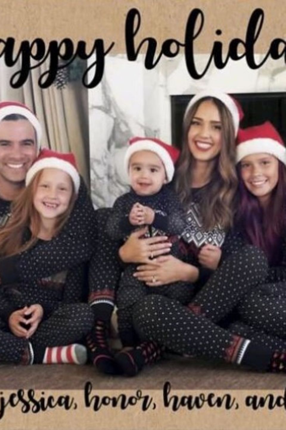 Familie Alba hat eine Weihnachtskarte gebastelt und wünscht so Freunden und Fans "Happy Holidays". 