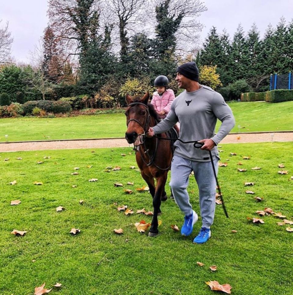 17. November 2018   „Für eine Zweijährige kann Jasmine schon ganz toll reiten“, postet der steht‘s hilfsbereite Hollywoodstar.