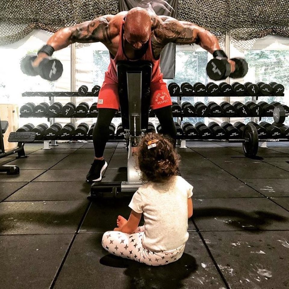 12. Oktober 2018   Die kleine Jasmine liebt es ihrem Papa beim Workout zuzuschauen. „Es wärmt mir das Herz, wenn sie da auf dem Boden sitzt, voller Liebe zu mir hochschaut und sagt: ‚Wow, Daddy, du bist so stark‘“, schreibt Dwayne Johnson zu dem Foto aus seinem Fitnessstudio.