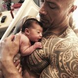 23. April 2018   Die kleine Tiana Gia hat das Licht der Welt erblickt und liegt wohlbehütet auf Papas muskulöser Brust.