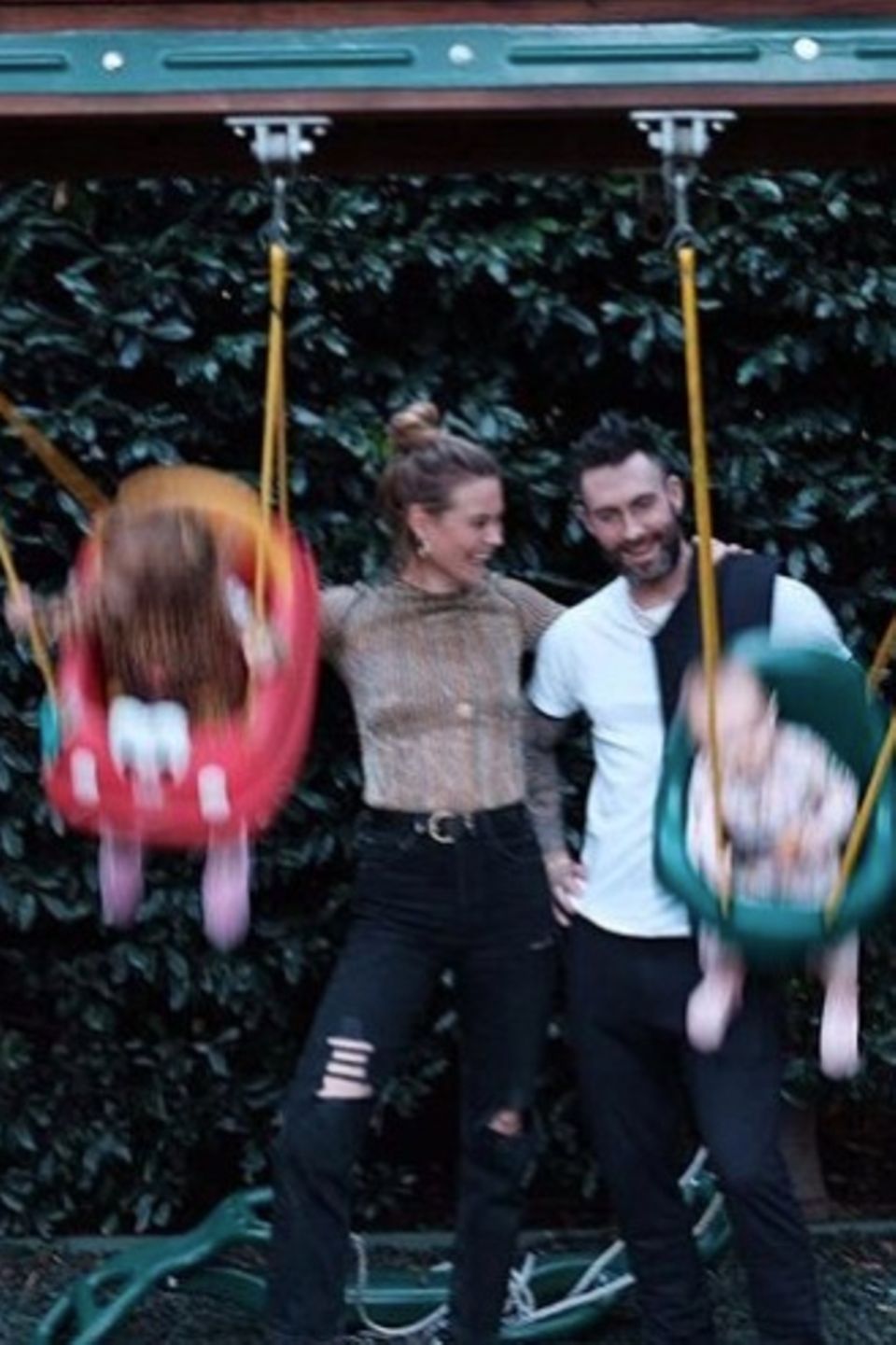 23. November 2018 "Dankbar", schreibt Model Behati Prinsloo zu ihrem spaßigen Familienfoto. Gemeinsam mit Ehemann Adam Levine, Sänger der Band "Maroon 5", schubst sie ihre schaukelfreudigen Kinder an. 23. November 2018 "Dankbar", schreibt Model Behati Prinsloo zu ihrem spaßigen Familienfoto. Gemeinsam mit Ehemann Adam Levine, Sänger der Band "Maroon 5", schubst sie ihre schaukelfreudigen Kinder an.