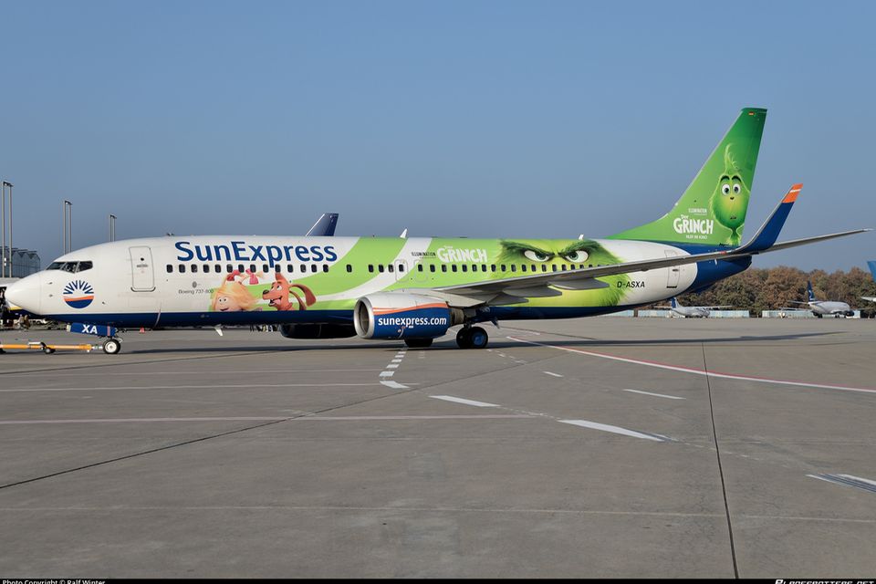 Sunexpress Boeing-737 mit "Der Grinch"-Aufdruck
