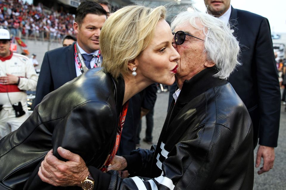 Küsschen, Küsschen... mit ihrem beerenrot glänzenden Lippenstift muss Charlène allerdings aufpassen, dass sie auf der Wange von Formel-1-Chef Bernie Ecclestone keine Spuren hinterlässt. Küsschen, Küsschen... mit ihrem beerenrot glänzenden Lippenstift muss Charlène allerdings aufpassen, dass sie auf der Wange von Formel-1-Chef Bernie Ecclestone keine Spuren hinterlässt.