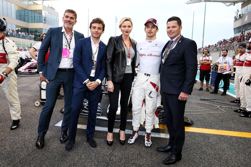 Formel-1-Fan Fürstin Charlène lässt sich das Rennen in Abu Dhabi nicht entgehen, und nutzt die Chance gleich noch für ein Gruppenfoto mit "ihrem" Alfa Romeo Sauber F1 Team. Mit stylischem Leder-Blazer zu grauem Top und schwarzer Slim-Jeans findet sie dabei wie immer genau die richtige Balance zwischen Eleganz und Sportlichkeit. Formel-1-Fan Fürstin Charlène lässt sich das Rennen in Abu Dhabi nicht entgehen, und nutzt die Chance gleich noch für ein Gruppenfoto mit "ihrem" Alfa Romeo Sauber F1 Team. Mit stylischem Leder-Blazer zu grauem Top und schwarzer Slim-Jeans findet sie dabei wie immer genau die richtige Balance zwischen Eleganz und Sportlichkeit.