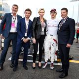 Formel-1-Fan Fürstin Charlène lässt sich das Rennen in Abu Dhabi nicht entgehen, und nutzt die Chance gleich noch für ein Gruppenfoto mit "ihrem" Alfa Romeo Sauber F1 Team. Mit stylischem Leder-Blazer zu grauem Top und schwarzer Slim-Jeans findet sie dabei wie immer genau die richtige Balance zwischen Eleganz und Sportlichkeit.