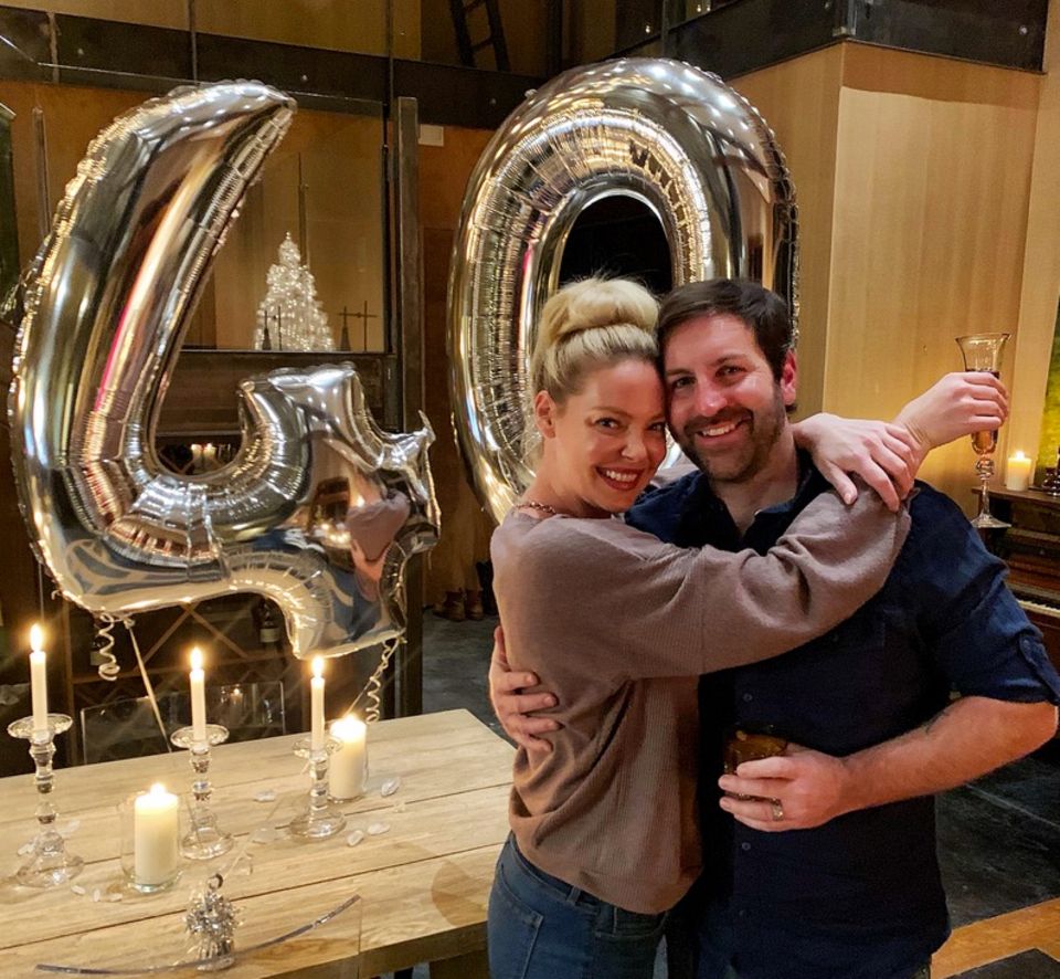25. November 2018 Keine Angst vorm Älterwerden: Katherine Heigl feiert ihren 40. Geburtstag. Der runde Geburtstag macht der blonden Schauspielerin überhaupt nichts aus! Bei einem romantischen Candle-Light-Dinner mit ihrem Ehemann Josh Kelley lässt sich Katherine gebührend feiern. 25. November 2018 Keine Angst vorm Älterwerden: Katherine Heigl feiert ihren 40. Geburtstag. Der runde Geburtstag macht der blonden Schauspielerin überhaupt nichts aus! Bei einem romantischen Candle-Light-Dinner mit ihrem Ehemann Josh Kelley lässt sich Katherine gebührend feiern.