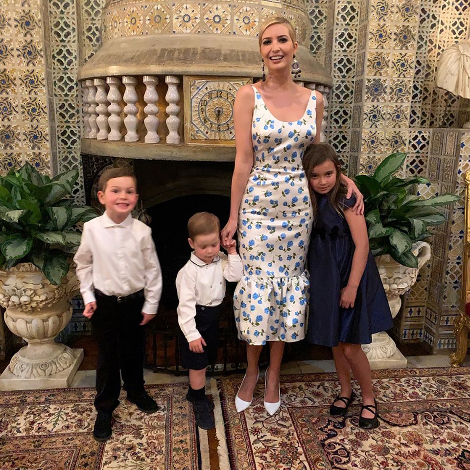 So festlich feiert die First Family Thanksgiving! Und auch, wenn Ivanka Trump im weißen Blumenkleid von Michael Kors eine tolle Figur macht, stehlen die Kids ihr doch ein bisschen die Show...