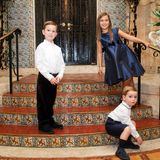 Joseph, Arabella im blauen Seidenkleid und Theodore sehen mit ihren gestriegelten Festtagslooks nämlich so richtig niedlich aus.