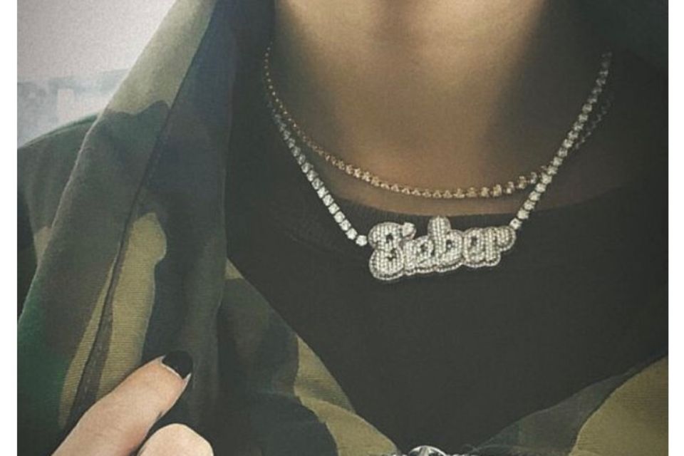 Hailey Bieber: Justin Bieber beglückte Hailey zu ihrem Geburtstag mit einer Diamantkette. Das Highlight der luxuriösen Kette: Der mit Steinen versehene Nachname der beiden. Justin Bieber beglückte Hailey zu ihrem Geburtstag mit einer Diamantkette. Das Highlight der luxuriösen Kette: Der mit Steinen versehene Nachname der beiden.