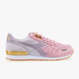 Da geht jeder Girly-Wunsch in Erfüllung: Der "Titan" verwandelt jeden Fuß zu einem rosa, pastelligen Hingucker. Von Diadora, ca. 90 Euro.