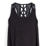 2-in1- kann so stylisch sein: In dem Sporttop ist direkt auch ein BH integriert. Besonders cool: der strappy Ringerrücken. Von H&M, ca. 25 Euro