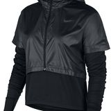 Mit dem "Therma Sphere"-Oberteil lässt sich wirklich jedes überlisten. Regen, Wind, plötzlicher Sonnenschein? Die Außenschicht hält trocken und warm, der Zipper sorgt dafür, dass man es auch während des Runs ausziehen kann. Von Nike, ca. 130 Euro.