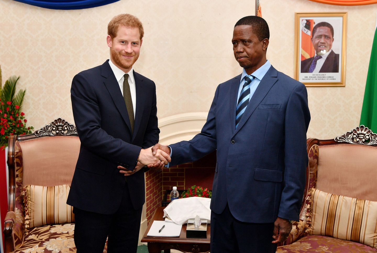 26. November 2018  Auch bei dem Besuch des Präsidenten Edgar Chagwa in Lusaka ist Prinz Harry bestens gelaunt. 