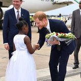 26. November 2018  Bei seiner Ankunft in Sambia wird Prinz Harry von einem einheimischen Mädchen mit Blumen begrüßt. 