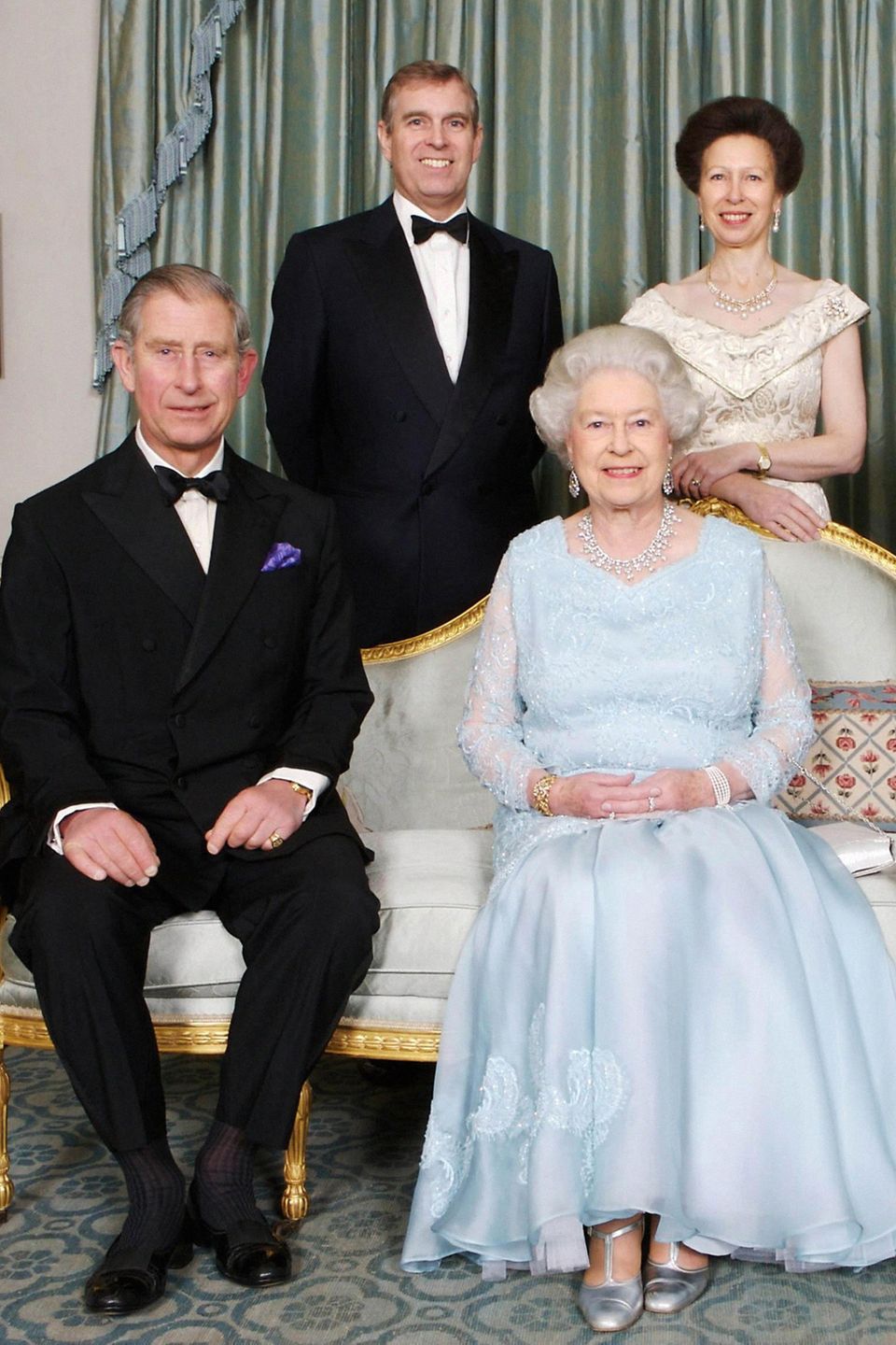 Dieses seltene Familienfoto aus jüngerer Zeit zeigt die Queen umgeben von ihren Kindern und ihrem Ehemann. Aufgenommen wurde es am 60. Hochzeitstag von Elizabeth und Philip am 18. No​vember 2007