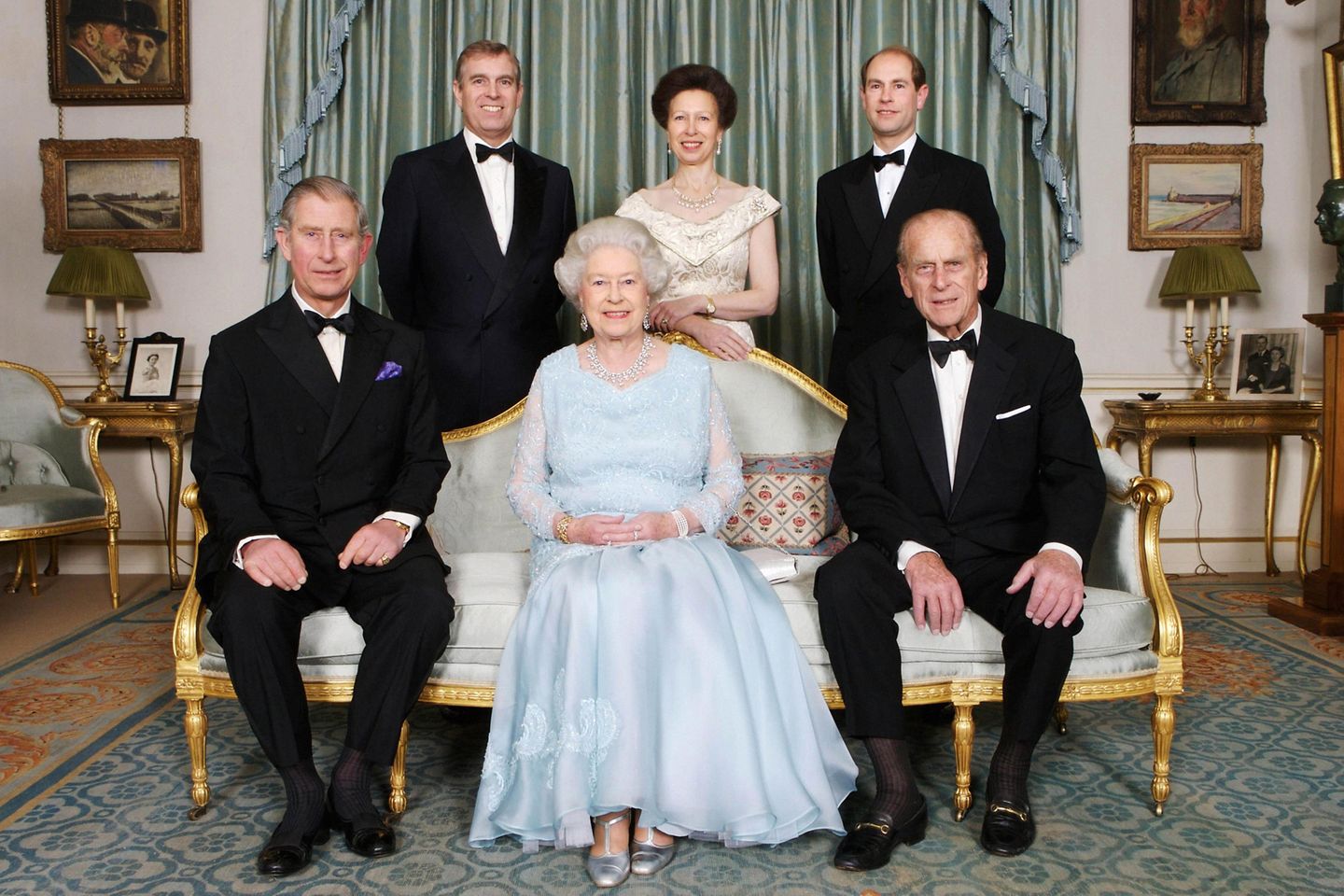 Dieses seltene Familienfoto aus jüngerer Zeit zeigt die Queen umgeben von ihren Kindern und ihrem Ehemann. Aufgenommen wurde es am 60. Hochzeitstag von Elizabeth und Philip am 18. No​vember 2007