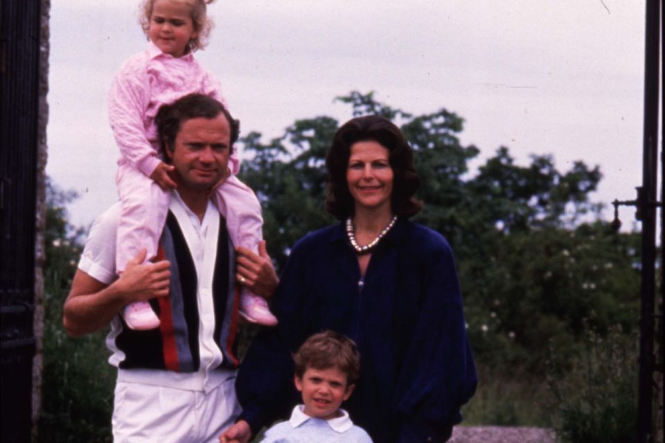 Königin Silvia: Königin Silvia lässt sich 1985 mit ihrer Familie fotografieren. Königin Silvia lässt sich 1985 mit ihrer Familie fotografieren.