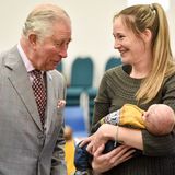  Prinz Charles ist bei der Eröffnung einer Kindergruppe ganz verzückt von dem gerade mal vier Wochen alten Oliver Morris, sodass er seine Augen von dem Kleinen kaum lassen kann. 