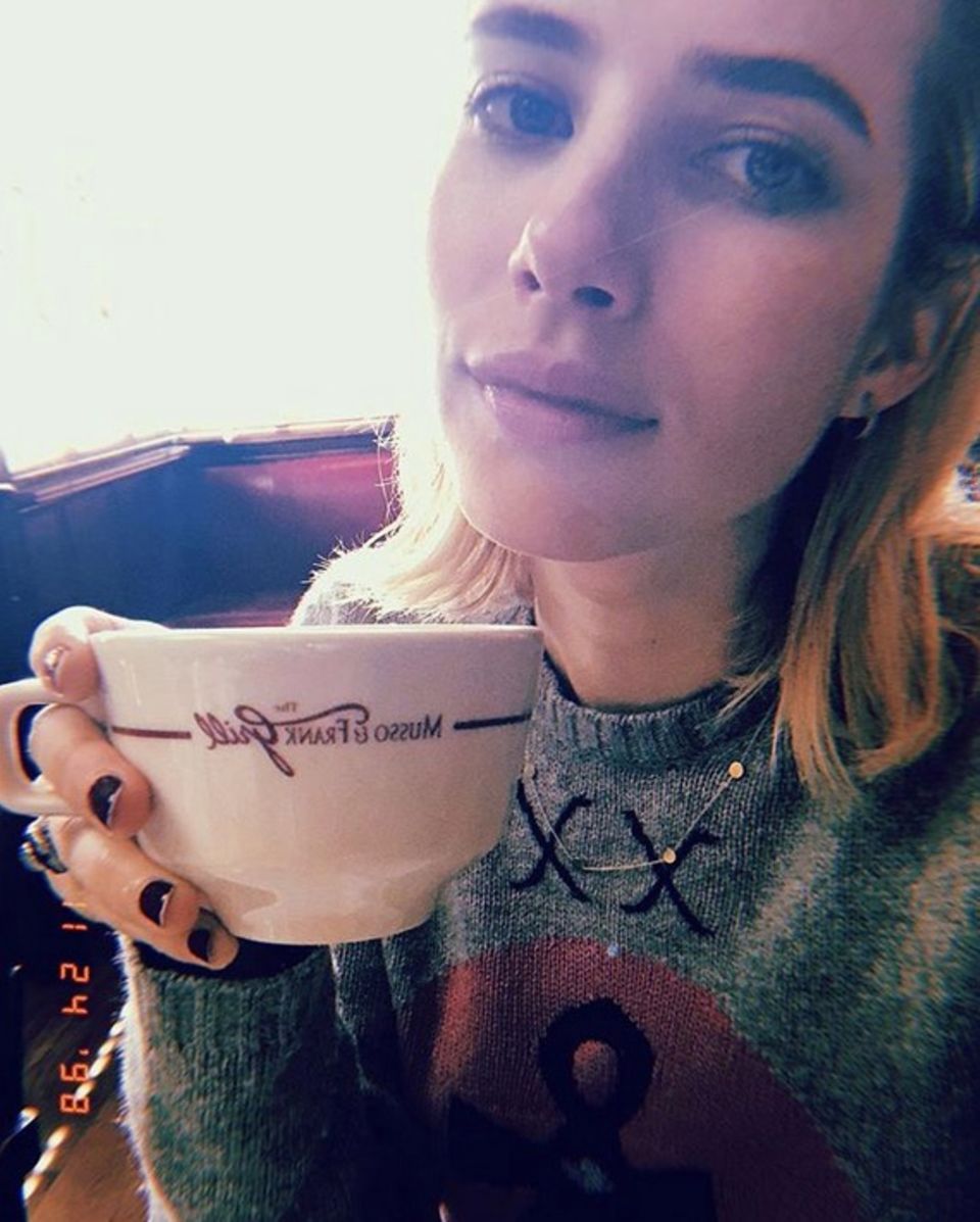 In Los Angeles macht Schauspielerin Emma Roberts beim "Musso & Frank"-Restaurant Halt und gönnt sich eine große Tasse Kaffee. 