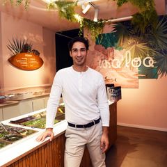 In Köln feiert Umut Kekilli jetzt die Eröffnung seines hawaiianischen Restaurants "Ma'loa." Die Kette hat sich auf Poké spezialisiert, hawaiianisches Essen, das aus rohem Fisch, Reis und Zutaten wie Frühlingszwiebeln und Sesam besteht. Stolz präsentiert Umut Kekilli seinen neuen Laden in der Kölner Innenstadt. 