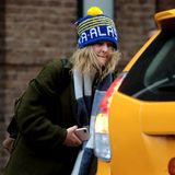 27. November 2018  Gut getarnt, dank übergroßer Wollmütze und Wuschelhaar, huscht Schauspielerin Drew Barrymore in ein New Yorker Taxi.