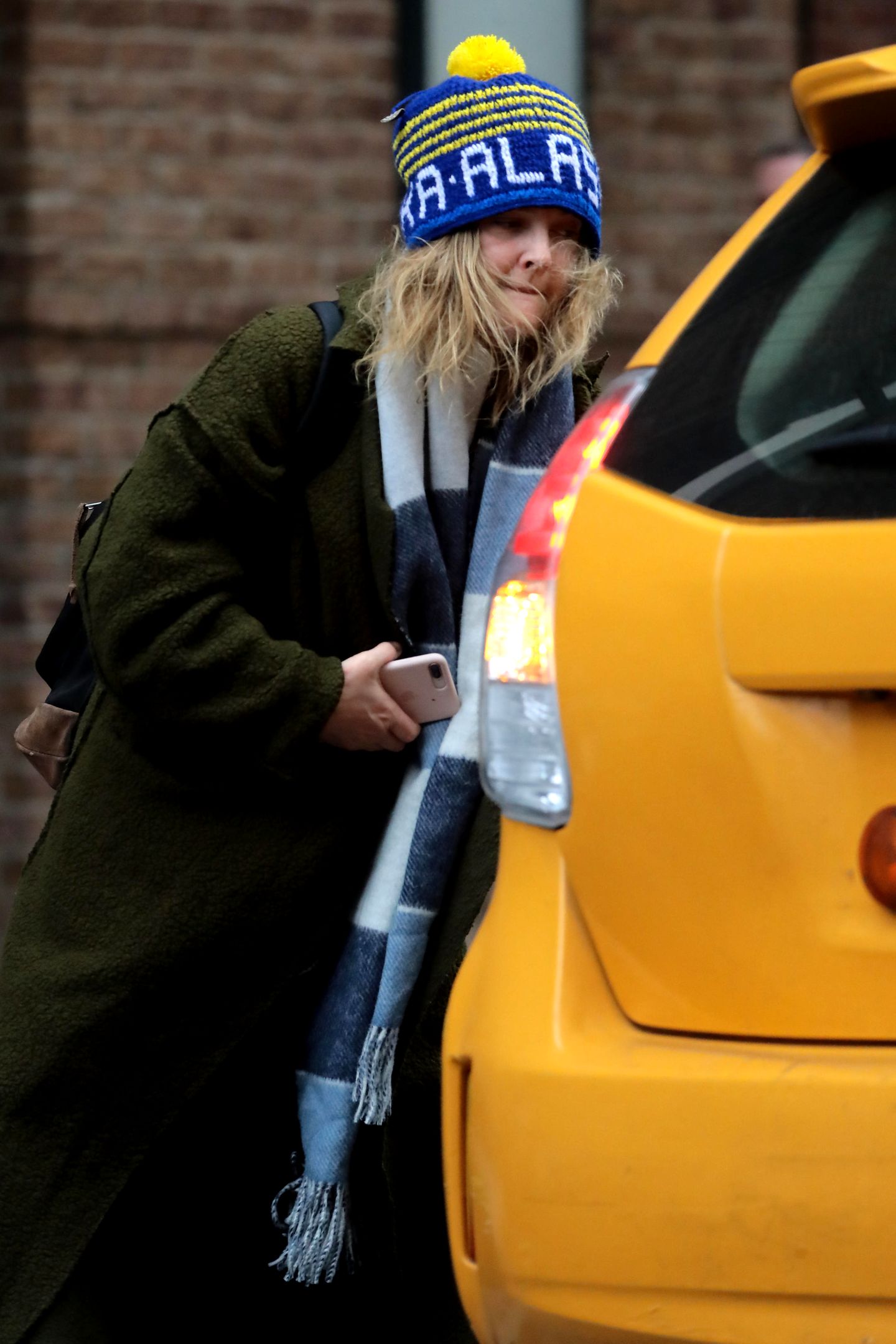 27. November 2018  Gut getarnt, dank übergroßer Wollmütze und Wuschelhaar, huscht Schauspielerin Drew Barrymore in ein New Yorker Taxi.