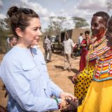 27. November 2018  Während ihrer Ostafrika-Reise besichtigt Dänemarks Prinzessin Mary ein Landschaftsschutzgebiet in Kenia. Neben den einheimischen Damen scheint ihr Outfit noch etwas farblos ...