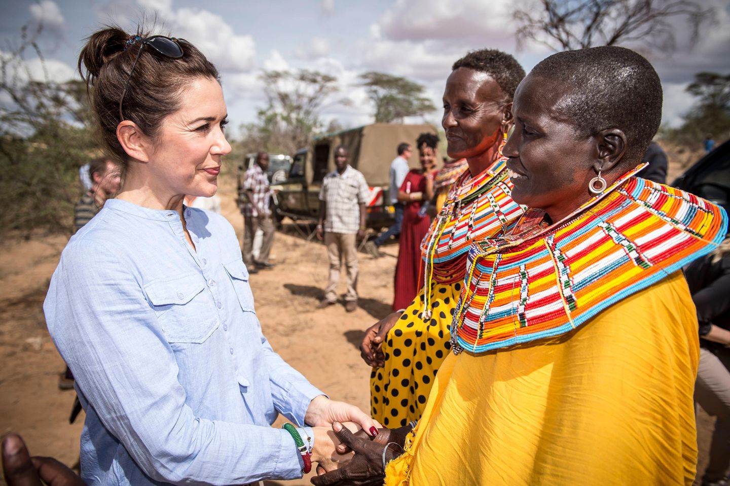 27. November 2018  Während ihrer Ostafrika-Reise besichtigt Dänemarks Prinzessin Mary ein Landschaftsschutzgebiet in Kenia. Neben den einheimischen Damen scheint ihr Outfit noch etwas farblos ...