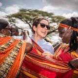 27. November 2018   Da wissen freundliche Kenianerinnen zu helfen: Sie kleiden Prinzessin Mary in traditionelle, farbenfrohe Tracht. Das scheint der gebürtigen Australierin zu gefallen ...
