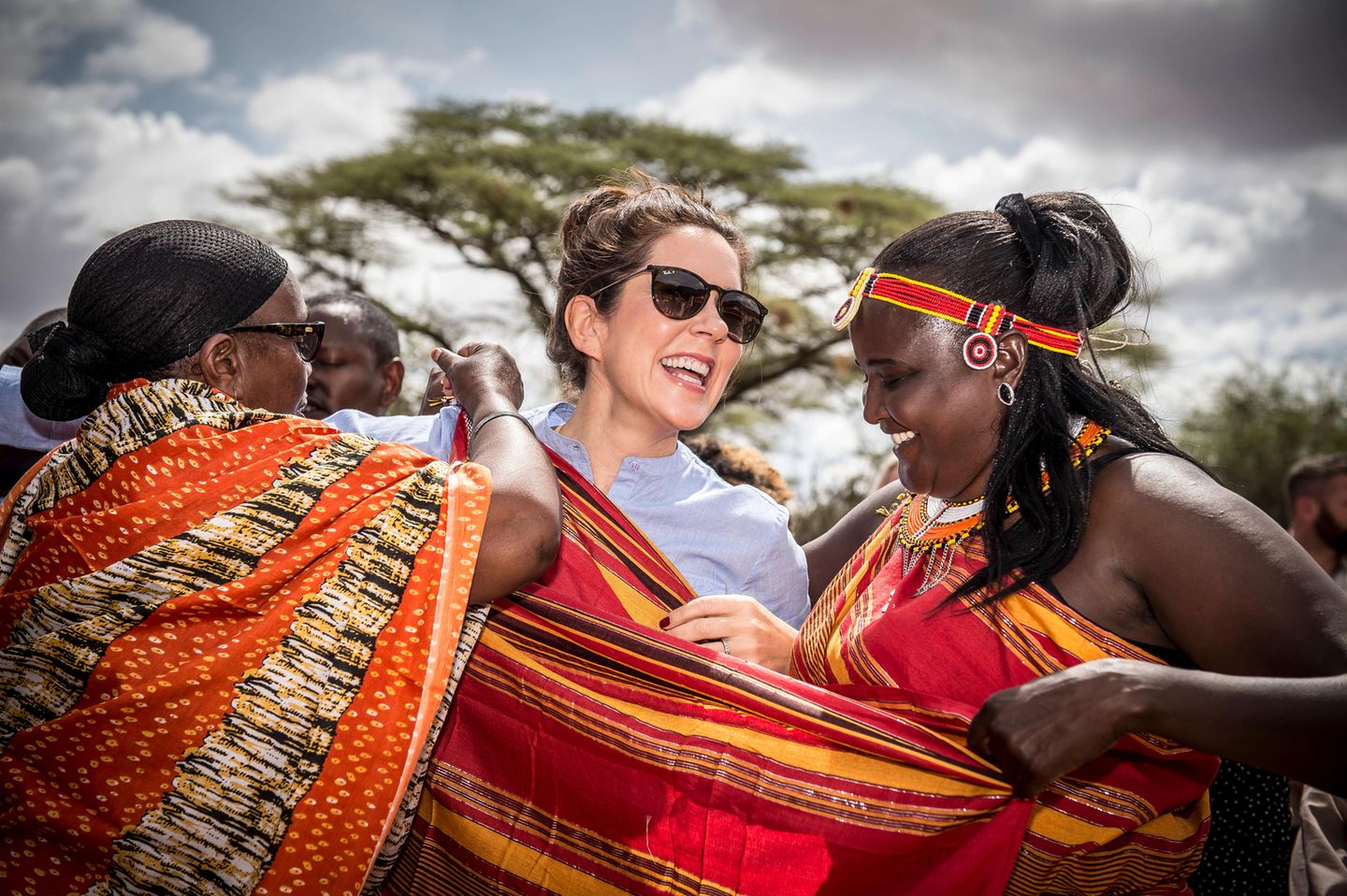27. November 2018   Da wissen freundliche Kenianerinnen zu helfen: Sie kleiden Prinzessin Mary in traditionelle, farbenfrohe Tracht. Das scheint der gebürtigen Australierin zu gefallen ...