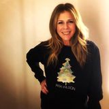 Rita Wilson freut sich über einen Weihnachtspullover mit Tannenbaum und ihrem aufgedruckten Namen. 