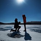 Vor traumhafter schöner Winterkulisse in Finnland machte der Sänger Alexander DeLeon seinem Engel, Topmodel Josephine Skriver einen Antrag. Wie hätte sie da "Nein" sagen können?!