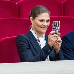 Prinzessin Victoria trägt ihre beiden Kids Estelle und Oscar immer bei sich. Ein süßes Bild der beiden Kleinen schmückt die Handyhülle der stolzen Mama. 