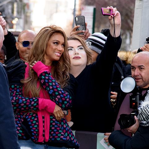 Auf dem Weg zu einem Termin in New York nimmt sich Tyra Banks Zeit für ihre Fans. Da darf ein fröhliches Selfie zur Erinnerung nicht fehlen. 