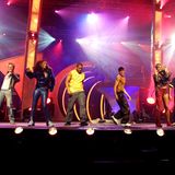 Ross, Hila, Faiz, Shaham, Indira und Giovanni geben als zweite Popstars-band Bro'Sis so richtig Gas auf der Bühne. Daei sticht meist Indira Weis ins Auge. Hier trägt sie zum Beispiel eine Hose mit nur einem Bein.