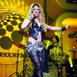 In 2002 lässt Shakira ihre Hüften bei THE DOME in Stuttgart kreisen. Gerade ist sie mit Songs wie "Whenever, Wherever" der Superstar überhaupt, alle versuchen ihren Bauchtanzen nachzumachen. Damit dieser so richtig wirkt, trägt die Sängerin stets ihren "Klimper-Gürtel".