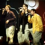 Zur Jahrhundertwende sind weite Cargo-Pants der letzte Schrei bei Männern. Klar, dass da die Backstreet Boys auch in die beigen Hosen schlüpfen. Die Hemden wählen sie dazu ebenfalls eher schlabberig.