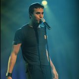 Ganz schön schlicht hält es Enrique Iglesias auf der DOME-Bühne. Er tritt im einfarbig schwarzen T-Shirt auf.