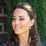Juli 2011  Während ihrer ersten gemeinsamen USA-Reise zeigt sich Catherine mit natürlichem Make-up und halb hochgestecktem Haar. Die hohe Luftfeuchtigkeit in Kalifornien sorgt dafür, dass sich ihre Mähne leicht kringelt. 