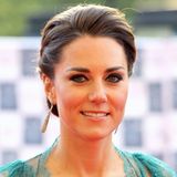 Mai 2012  Der elegante Auftritt gelingt Herzogin Catherine mittlerweile mit links. Traumhafte Abendroben, ein dramatisches Make-up und Hochsteckfrisuren stehen der Frau von Prinz William genau so gut, wie ihre klassische Alltagsgarderobe.