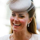 Juni 2013  Einen richtig tollen Schwangerschaftsglow können die Fans der Herzogin beim Gottesdienst anlässlich des 60. Thronjubiläums der Queen bewundern. Zu diesem Zeitpunkt ist Prinz George unterwegs.