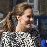 März 2015  Für Catherines Styling-Verhältnisse ist der seitliche Pferdeschwanz richtig verspielt. Zu diesem Zeitpunkt ist sie mit Prinzessin Charlotte schwanger.