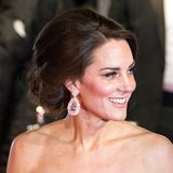 Feburar 2017  Big Hair! Die toupierte Hochsteckfrisur, die Herzogin Catherine auf dem roten Teppich der BAFTA Awards in London präsentiert, ist eine echte Style-Premiere.