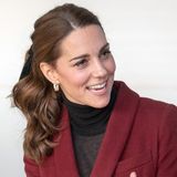 November 2018  Der verspielte Pferdeschwanz mit Samtschleife wird direkt zum Trend. Herzogin Catherine gibt ihrer klassisch-eleganten Frisur so ein niedliches Update! 