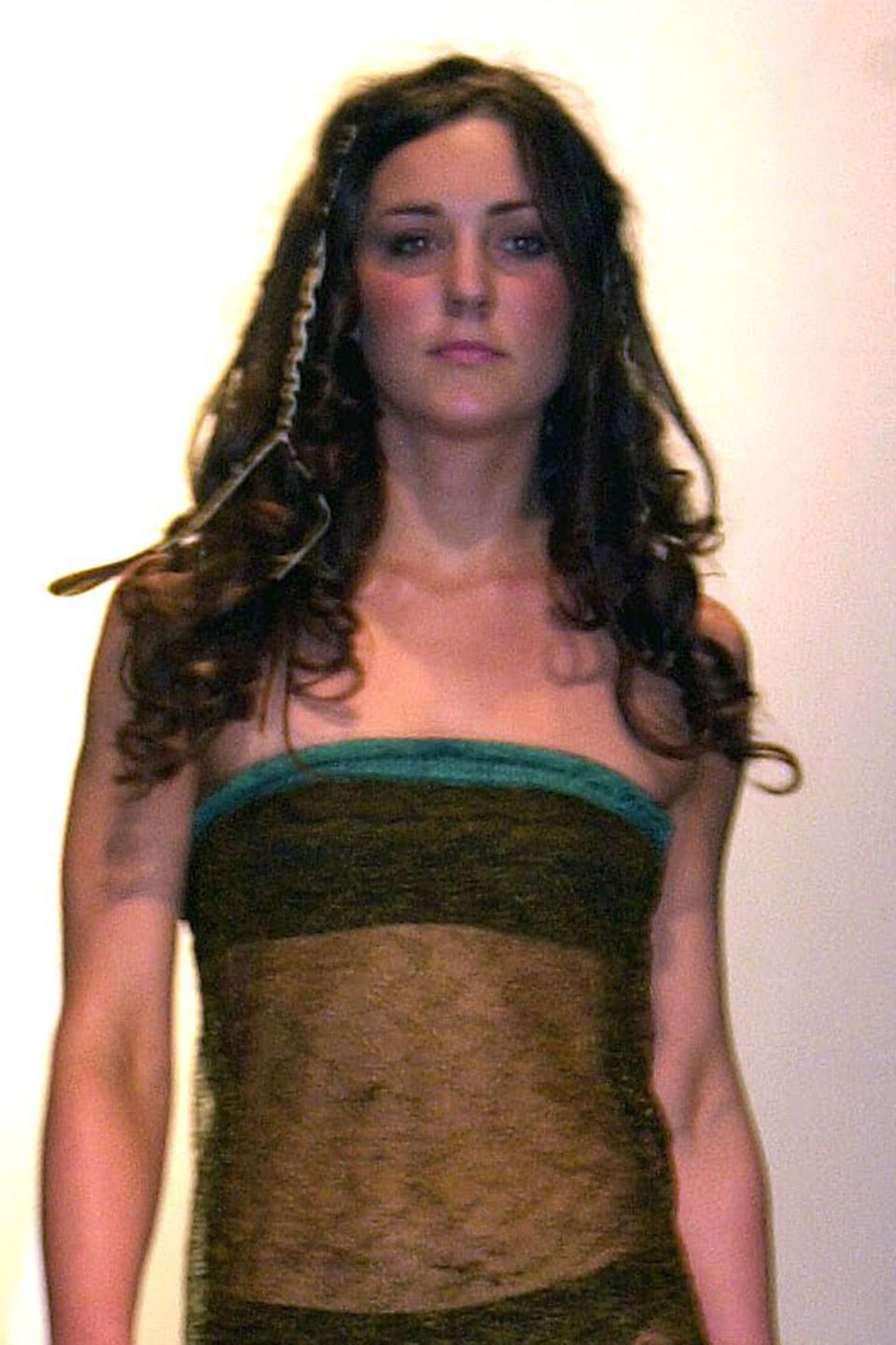 März 2002  Mit zarten 19 Jahren lief Kate Middleton im transparenten Bandeau-Kleid über den Laufsteg einer Charity-Fashion-Show in St. Andrews. Angeblich der Moment, in dem es um Prinz William geschehen war. Bei diesem Anblick und ihrem wildlockigen Styling kein Wunder.   